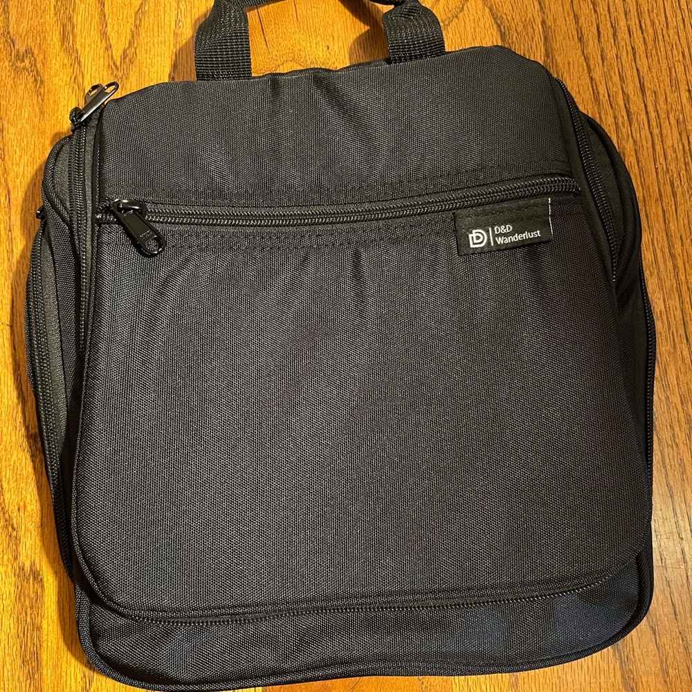 D&D Wanderlust Hanging Toiletries Bag NEW Black Men or Womens